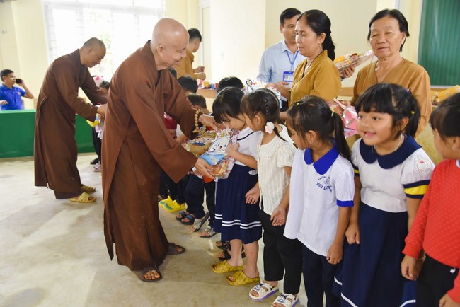 Ban Từ thiện: Tặng quà Trung Thu cho các em học sinh ở Đắk Som, Đăk Nông